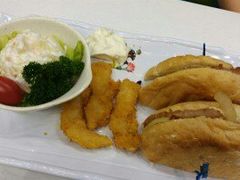 澳门猪扒猪仔包伴吉烈鱼手指薯仔杂果沙律-澳门茶餐厅