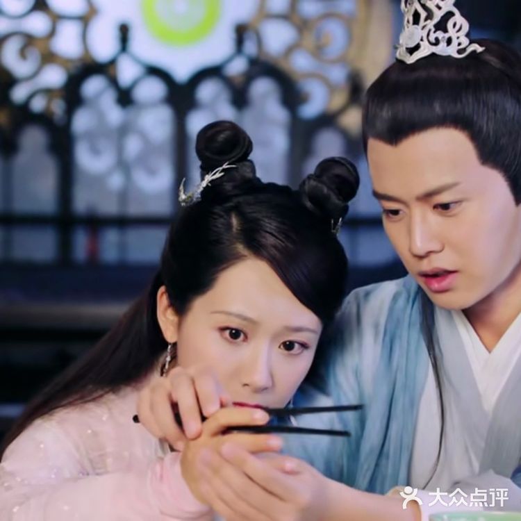 浪漫的雨中漫步，甜蜜的额头吻