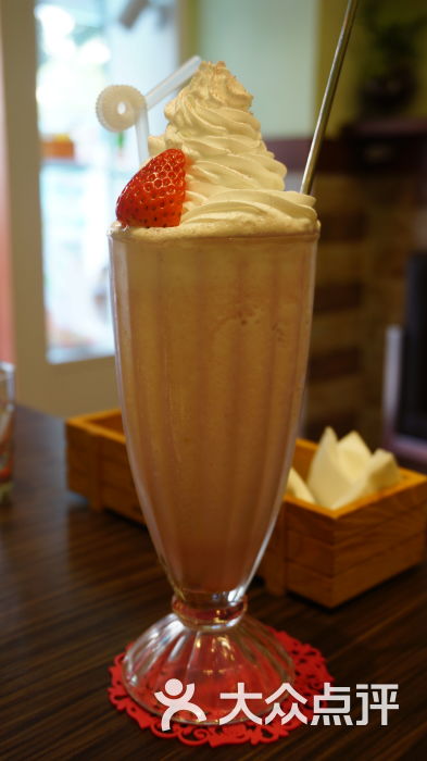 草莓牛奶碎碎冰