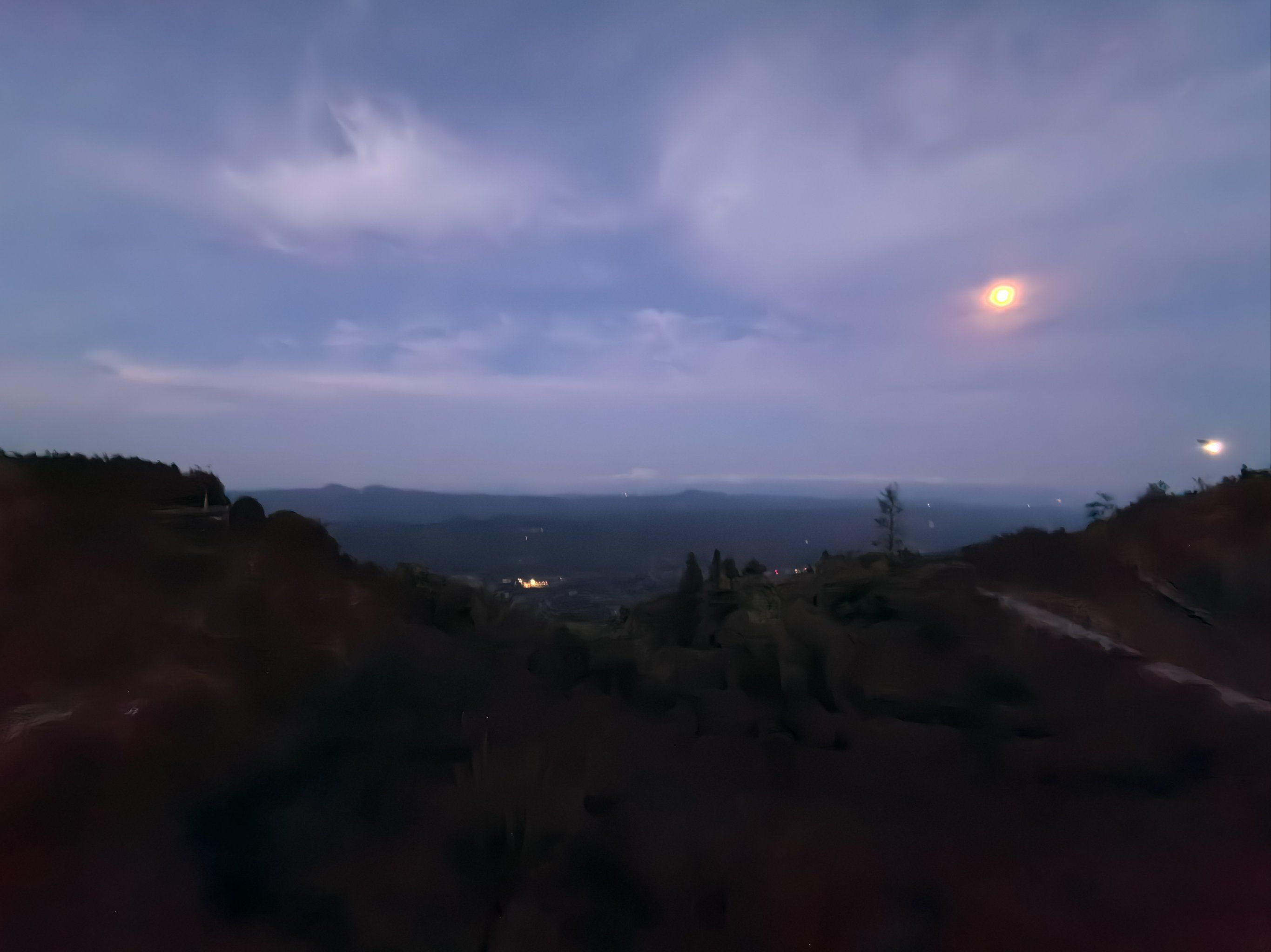 农村的夜晚,天空特别的美,风很大,很凉爽