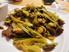 自制酸菜炒牛肉-宏记广东客家菜(丰汇店)