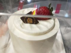 草莓红丝绒杯子蛋糕-PARIS BAGUETTE巴黎贝甜(周浦万达店)