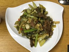 自制酸菜炒牛肉-宏记广东客家菜(丰汇店)