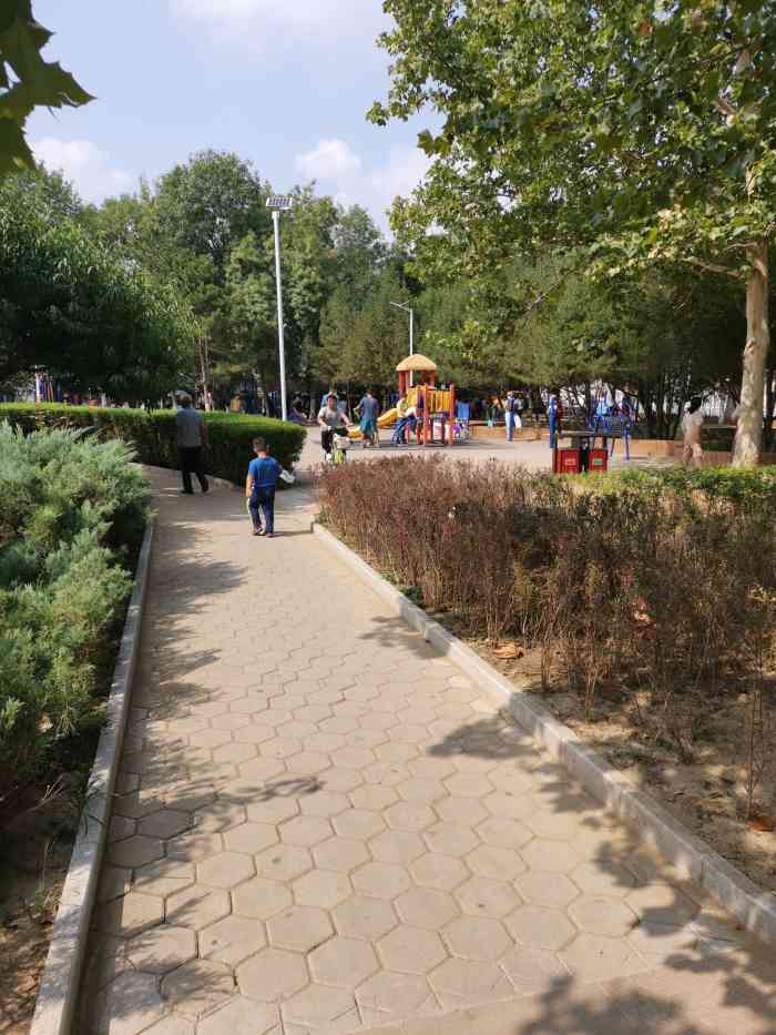 上地公园-"离公司很近的公园,中午午休可以去溜达溜达.