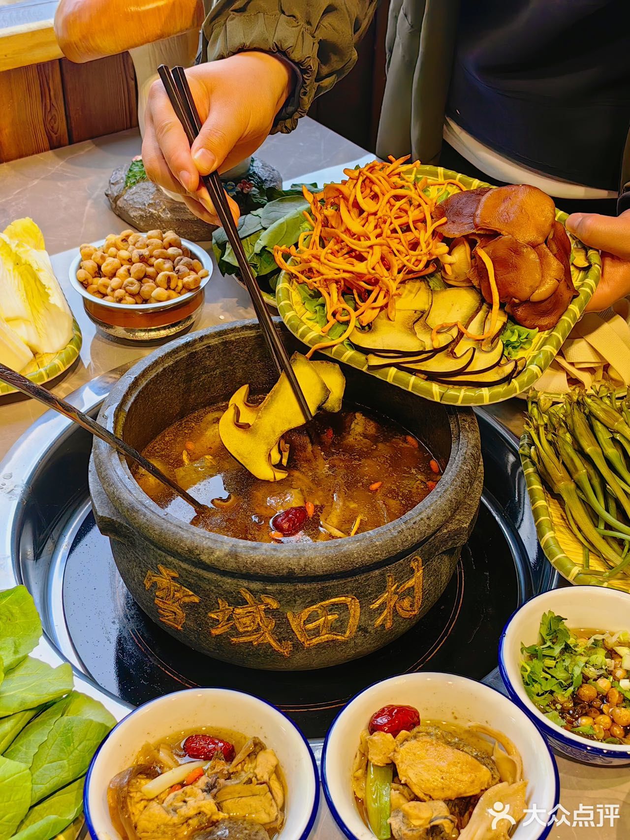 布达拉宫旁的神仙石锅鸡！野菌汤底绝了！