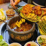 布达拉宫旁的神仙石锅鸡！野菌汤底绝了！