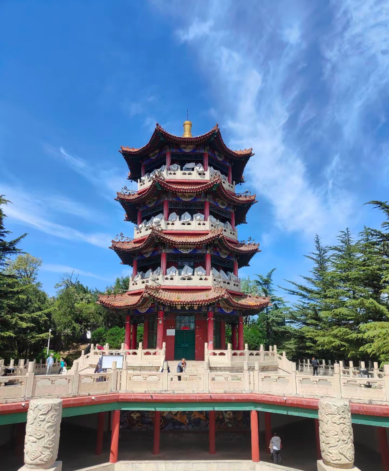 南山公园是阳泉市中心的综合性山地公园也