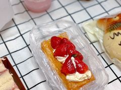 草莓长条起酥-多乐之日(和平伊势丹店)