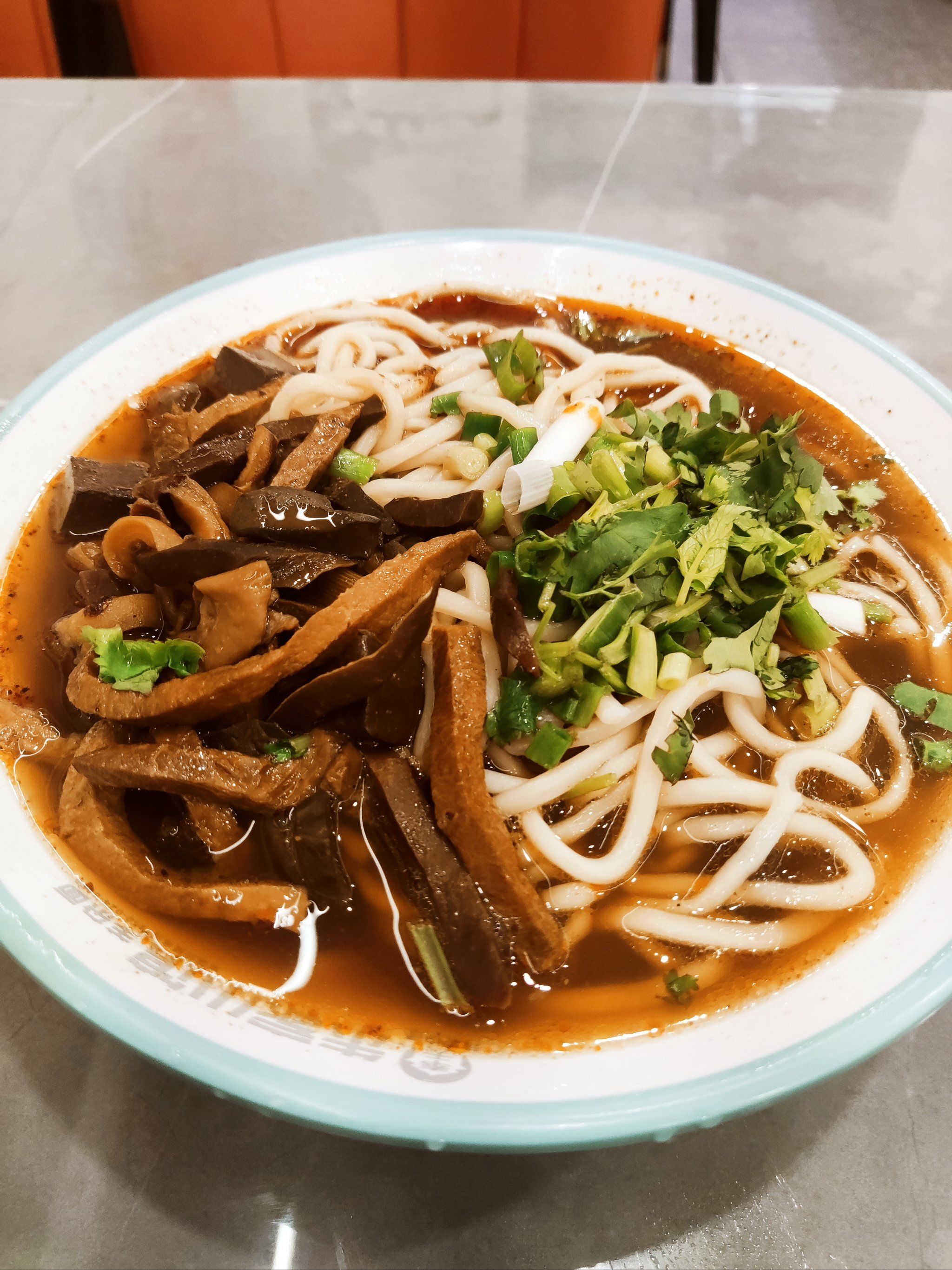 上面洒一些葱花和香菜末,看着就很有食欲,而且里面给的羊杂是真不少