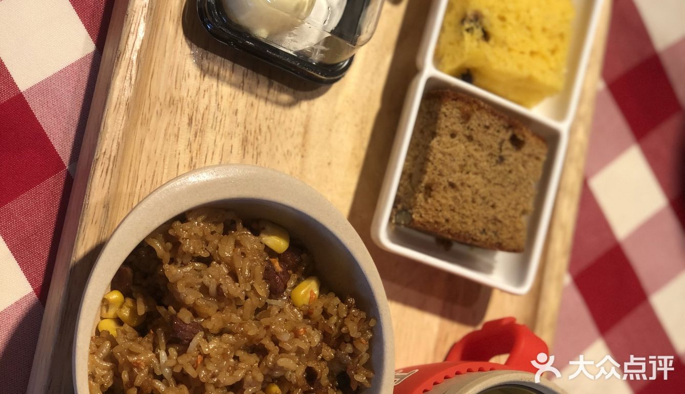 随便点了几个菜，他们家的汤真的好喝，还点了个肉夹馍