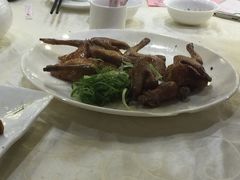 脆皮乳鸽-珠江餐厅