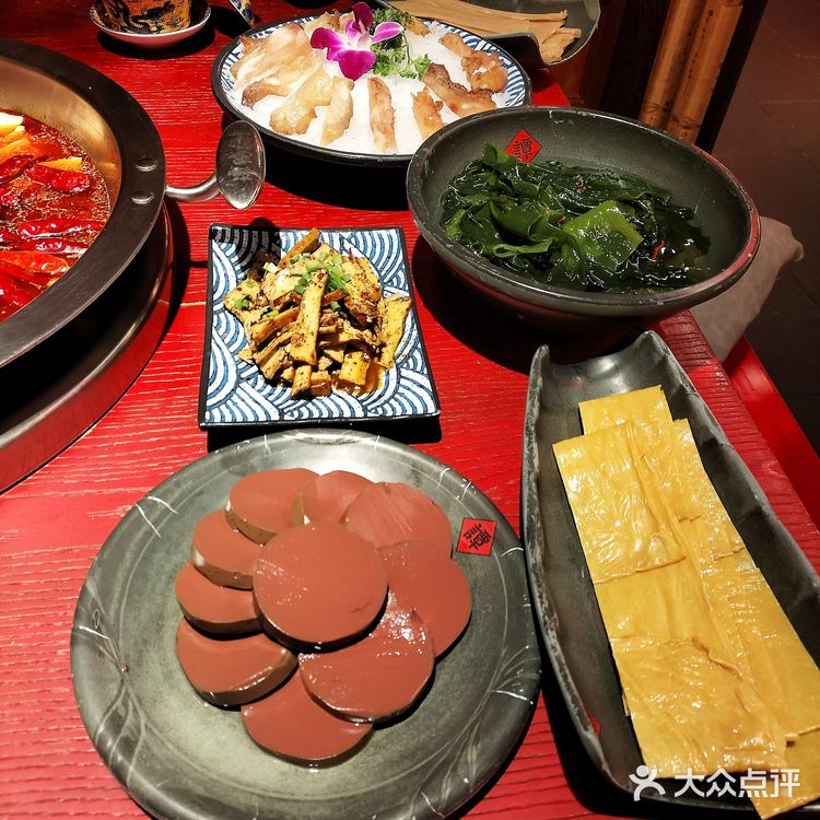 地道四川鸭血豆腐火锅，快来品尝一下。