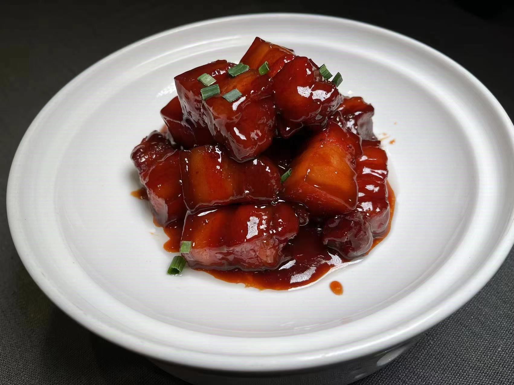 n
红烧肉源于我国南北朝时期,历经唐,宋,元,明,清五个朝代的传承