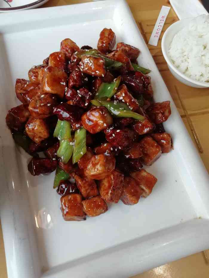 菜量很大 特色津门一爆味道也不错 下次要去尝尝金牌肘子 好吃不贵