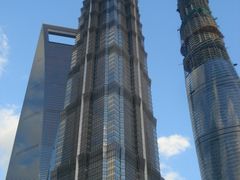 仰望陆家嘴三座超高层大厦-陆家嘴空中步行连廊