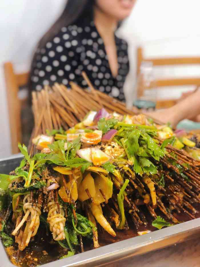 歆瑞源油卤串串-"路边边上典型的小馆子,人之多,晚上6点多.