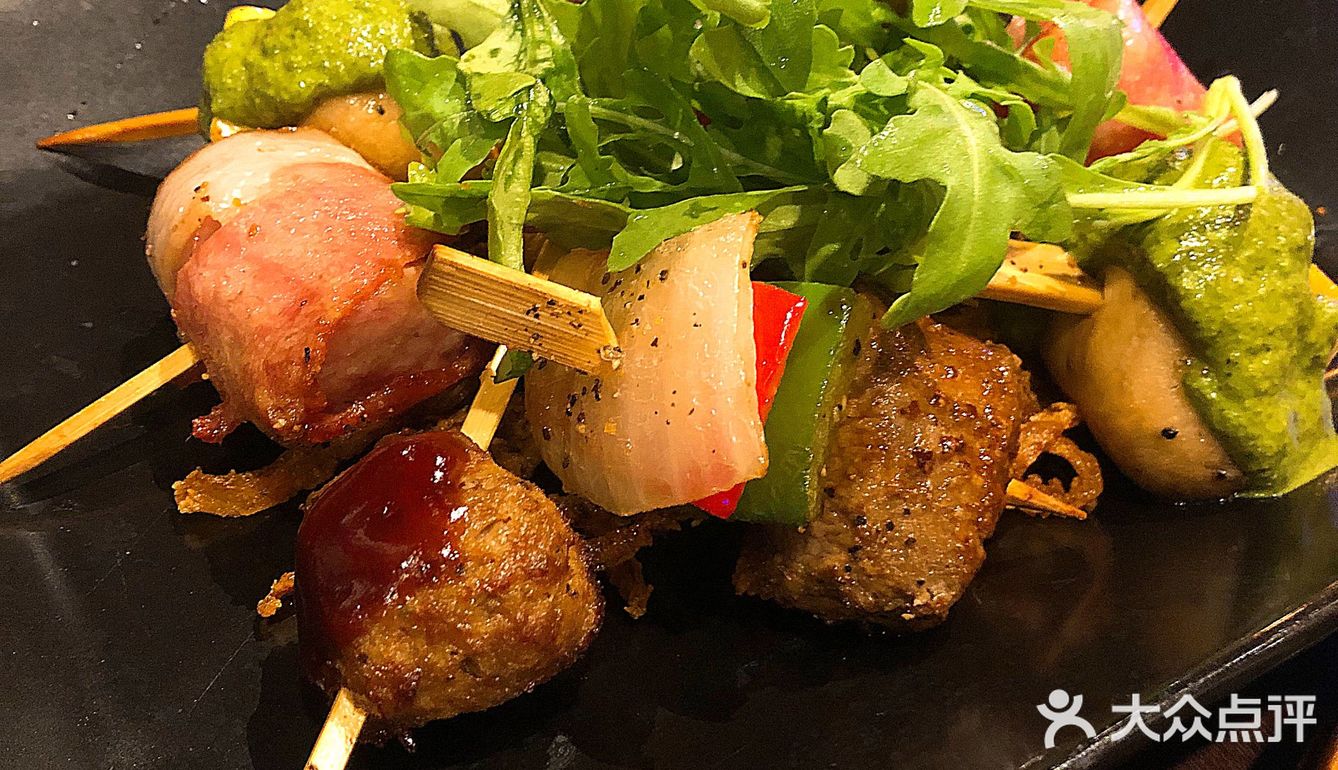 一口过瘾，肉汁饱满的巨大汉堡