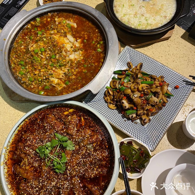 个人觉得重庆天地里面的中餐厅就铜锣湾是最好吃的