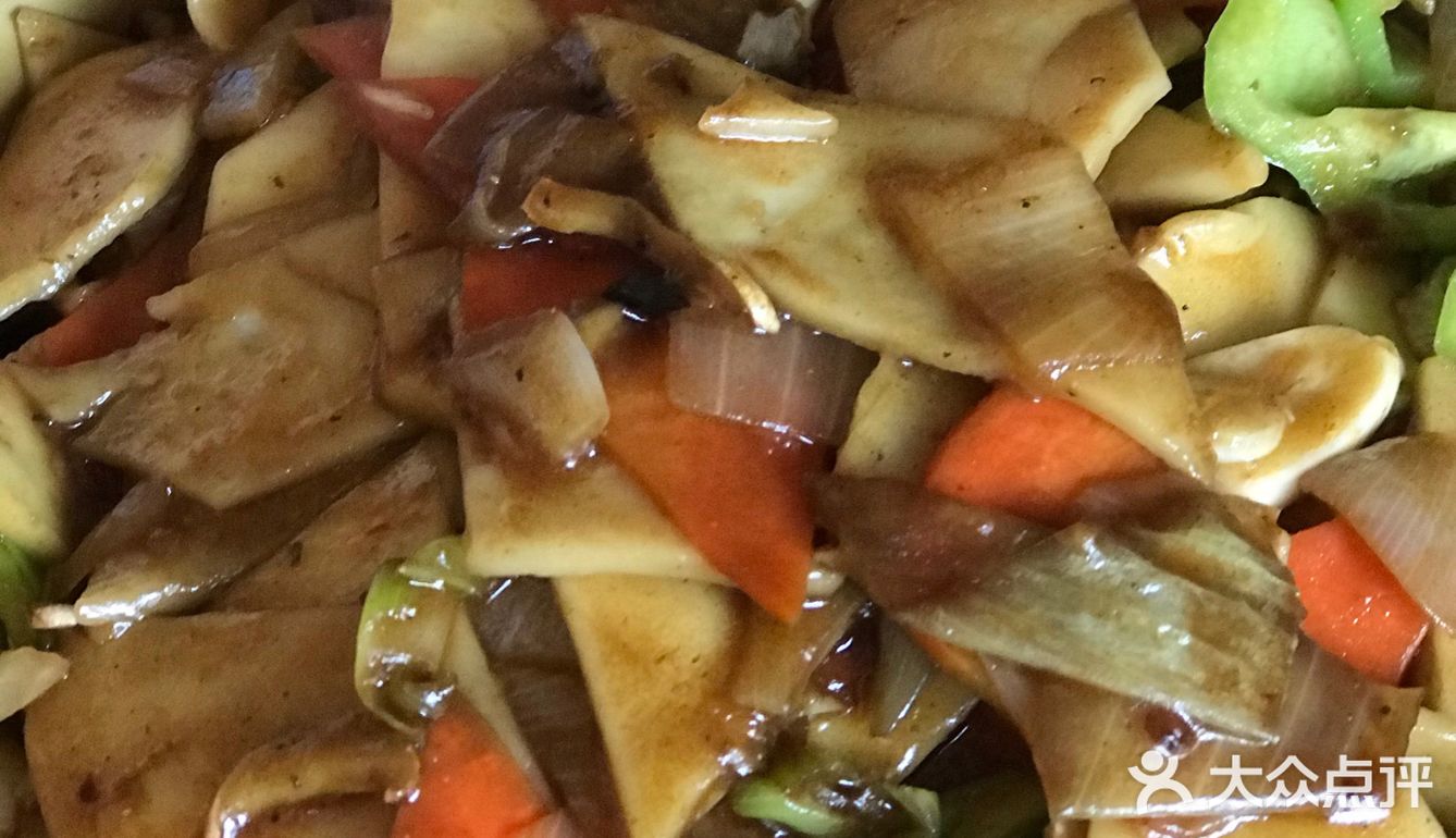 大盘鸡和炒面片！材料非常简单：半只三黄鸡