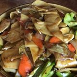 大盘鸡和炒面片！材料非常简单：半只三黄鸡