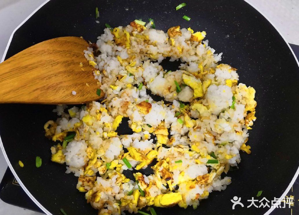 一盘炒焦的蛋炒饭,其实还挺好吃的