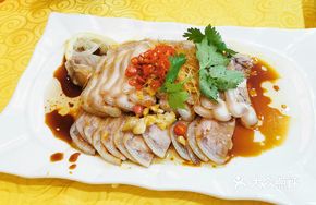 Steamed Pork Trotter with White Sauce