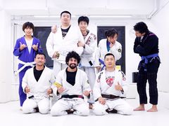 -菠萝格斗巴西柔术训练馆