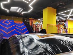 -爱蹦iBOON蹦床运动馆(江汉店)