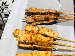 何妹孜燃小黄牛-何妹湿辣牛肉·粤式烧烤砂煲(桂雅路店)