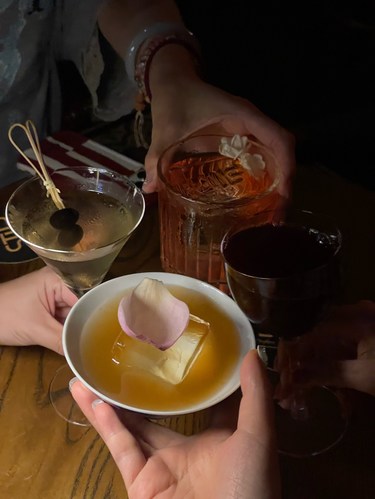 酒吧的氛围棒棒的，酒嘛……