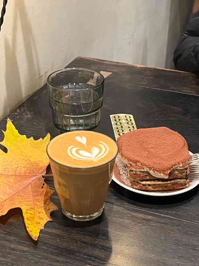 冷色调的装修风格配昏黄的灯光,是和朋友小坐歇脚的好地方.