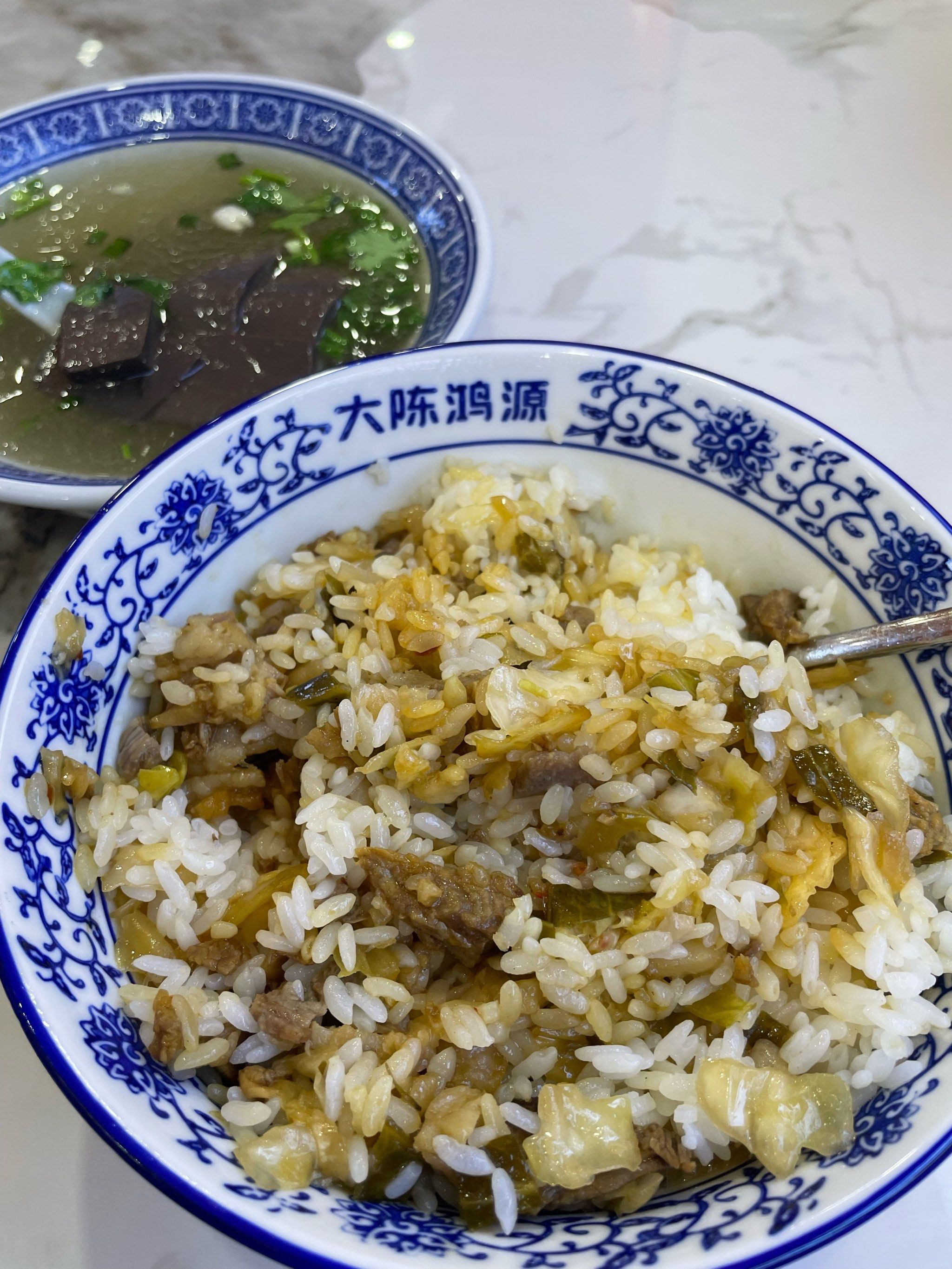 n?点的是招牌的牛油拌饭配了一碗牛清汤