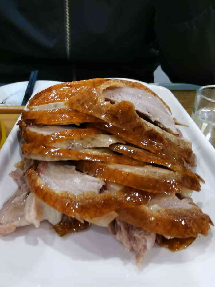 董立兵烤鸭(经四万达店)-"「烤鸭」刚出炉的鸭子,油润饱满在卷饼上放.