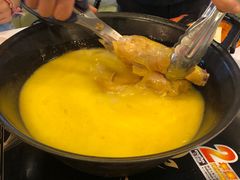 浓厚原只鸡煲花胶汤-鲜入围煮花胶鸡海鲜火锅
