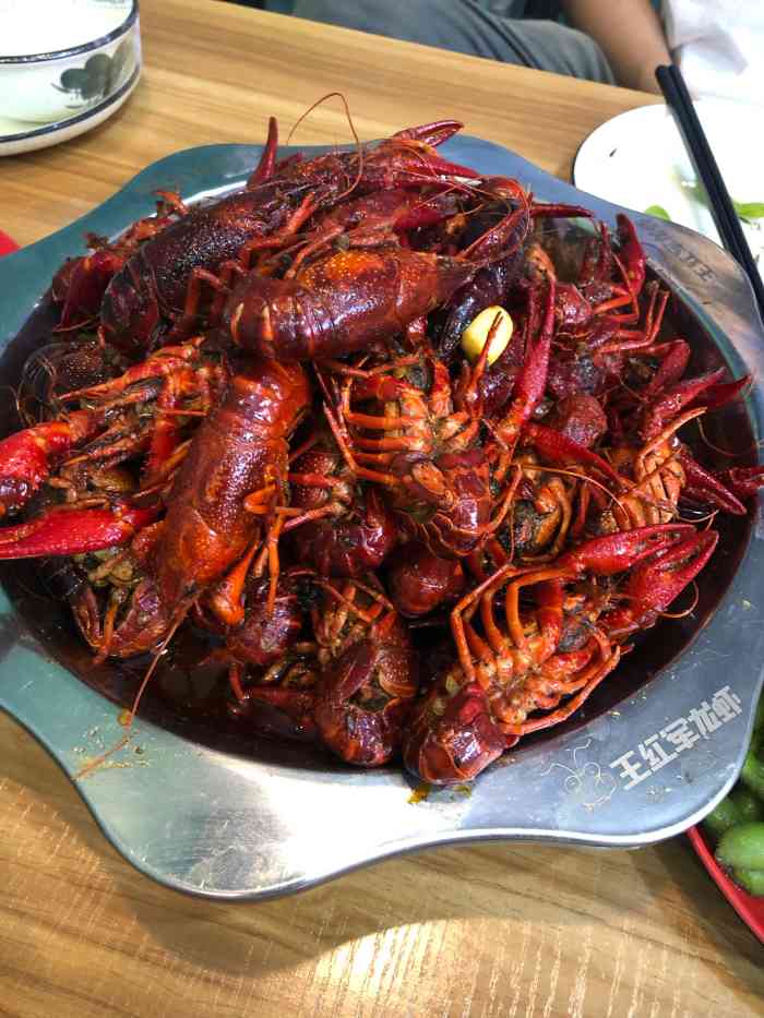 王红军龙虾-"下着雨,邀约几个好友一起去尝尝王红军龙虾.