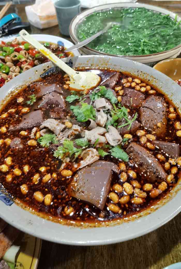 家传血旺土碗菜(文汇路店)-"导航直达,但是找停车位需要一些时间,街道