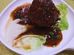 鸭蛋黄狮子头-春水锅贴·传统鲁菜(大明湖店)