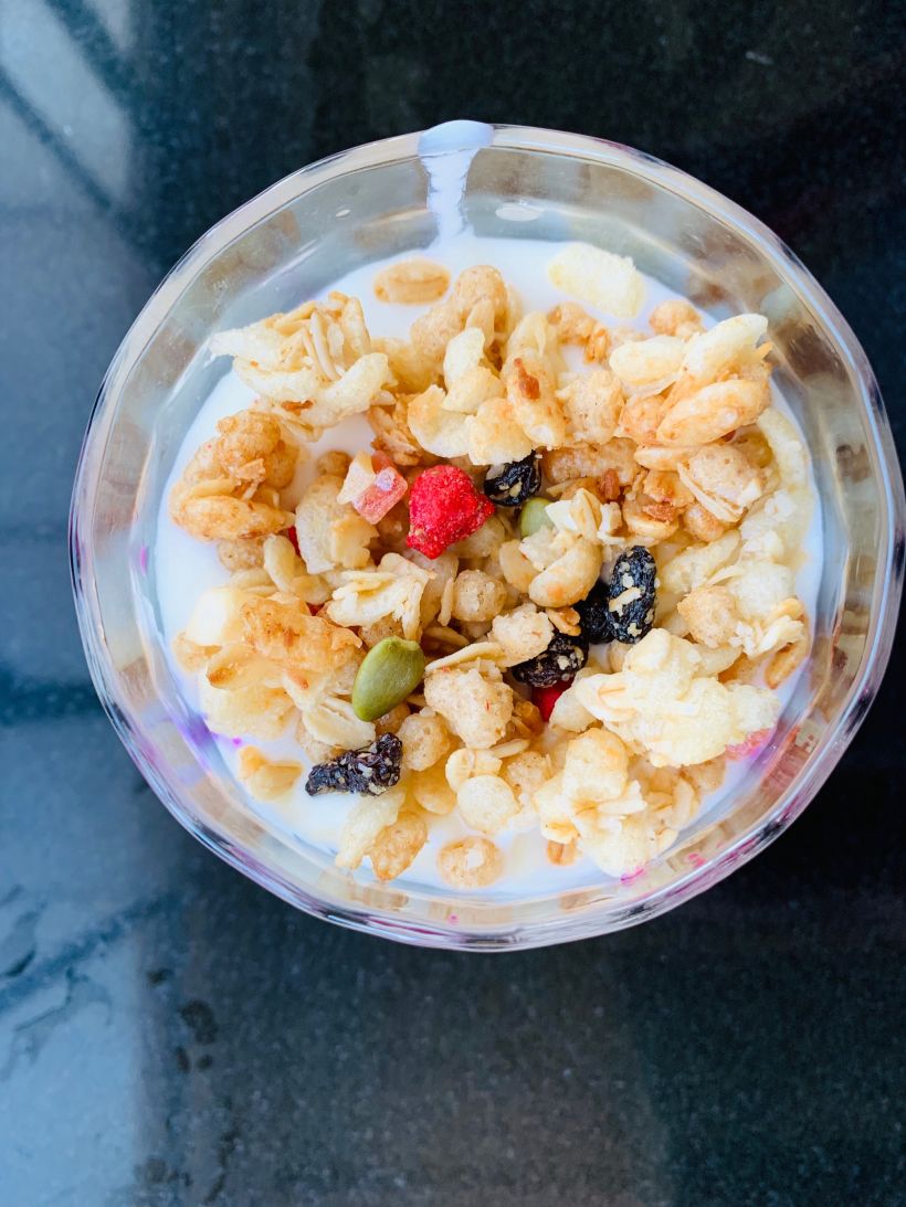 最后撒上准备好的水果燕麦,嘎嘣脆,特别好吃.