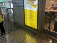 -麦当劳(上海虹桥站30B检票口楼上)