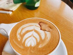 草莓拿铁-ZING COFFEE 镜咖啡