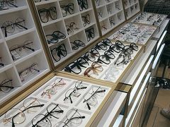 -美式眼镜·授权蔡司.依视路.尼康.豪雅.明月(南翔印象城店)