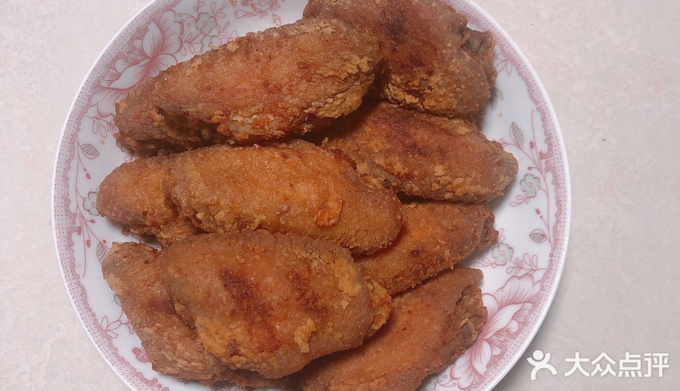 把鸡翅在水里过一下，放进面粉里