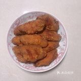把鸡翅在水里过一下，放进面粉里