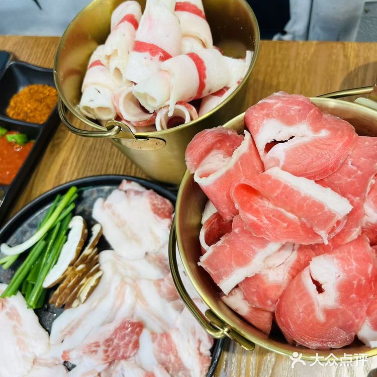 品尝烤肉美味