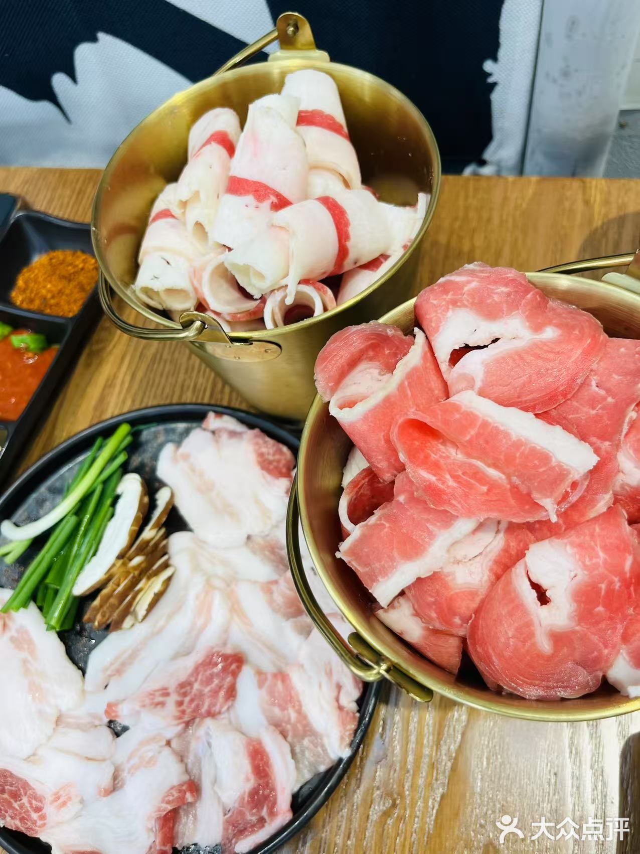 品尝烤肉美味
