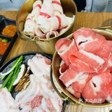 品尝烤肉美味
