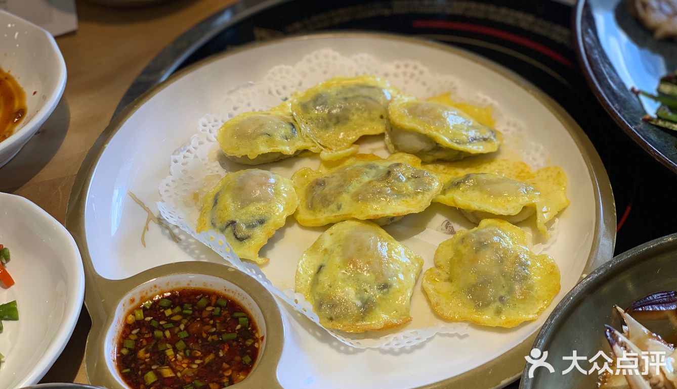 一口咬下去很柔软但是不油腻,配上小菜和生菜,很清爽
