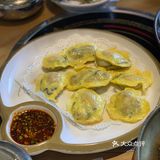 一口咬下去很柔软但是不油腻,配上小菜和生菜,很清爽
