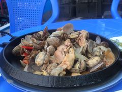 铁锅蛤蜊鸡-富临港·蒸汽海鲜·手抓海鲜·炒菜(栈桥店)