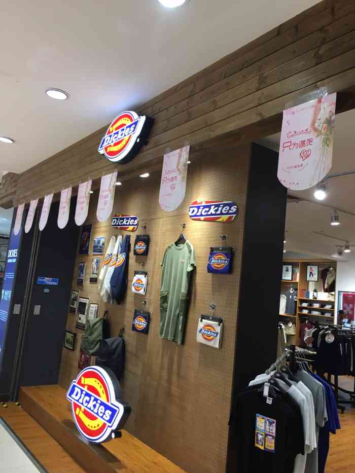 环境:百大服饰升级后有了这家dickies环境不错.